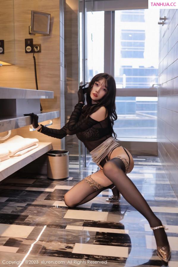 玥儿玥  [XiuRen]高清写真图 2023.06.30 No.7004 玥儿玥er 黑丝美腿第23张图片
